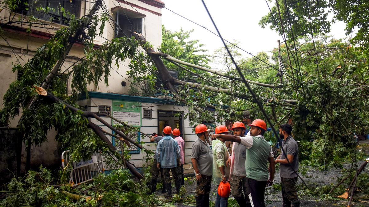 Heavy rain and thunderstorms batter Kolkata and surrounding